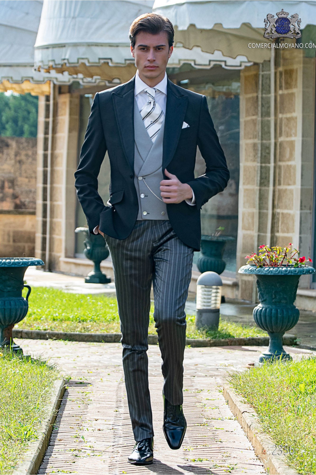 Traje de novio negro coordinado con pantalón de raya diplomática modelo: 2356 Mario Moyano colección Gentleman