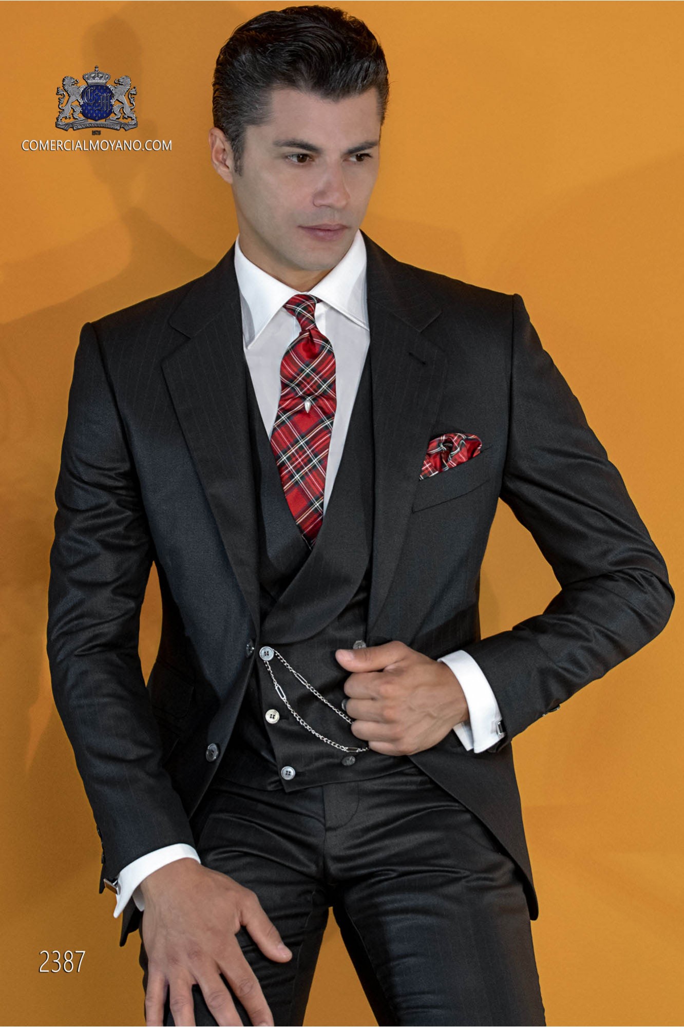 Traje negro con raya diplomática roja modelo: 2387 Mario Moyano colección Gentleman