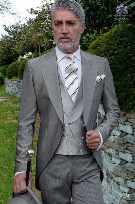 Jaquette classique gris claire fil-à-fil de laine et soie avec un pantalon à fines rayures.