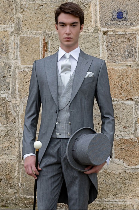 Jaquette classique gris claire de mélange de laine et soie avec un pantalon à fines rayures.