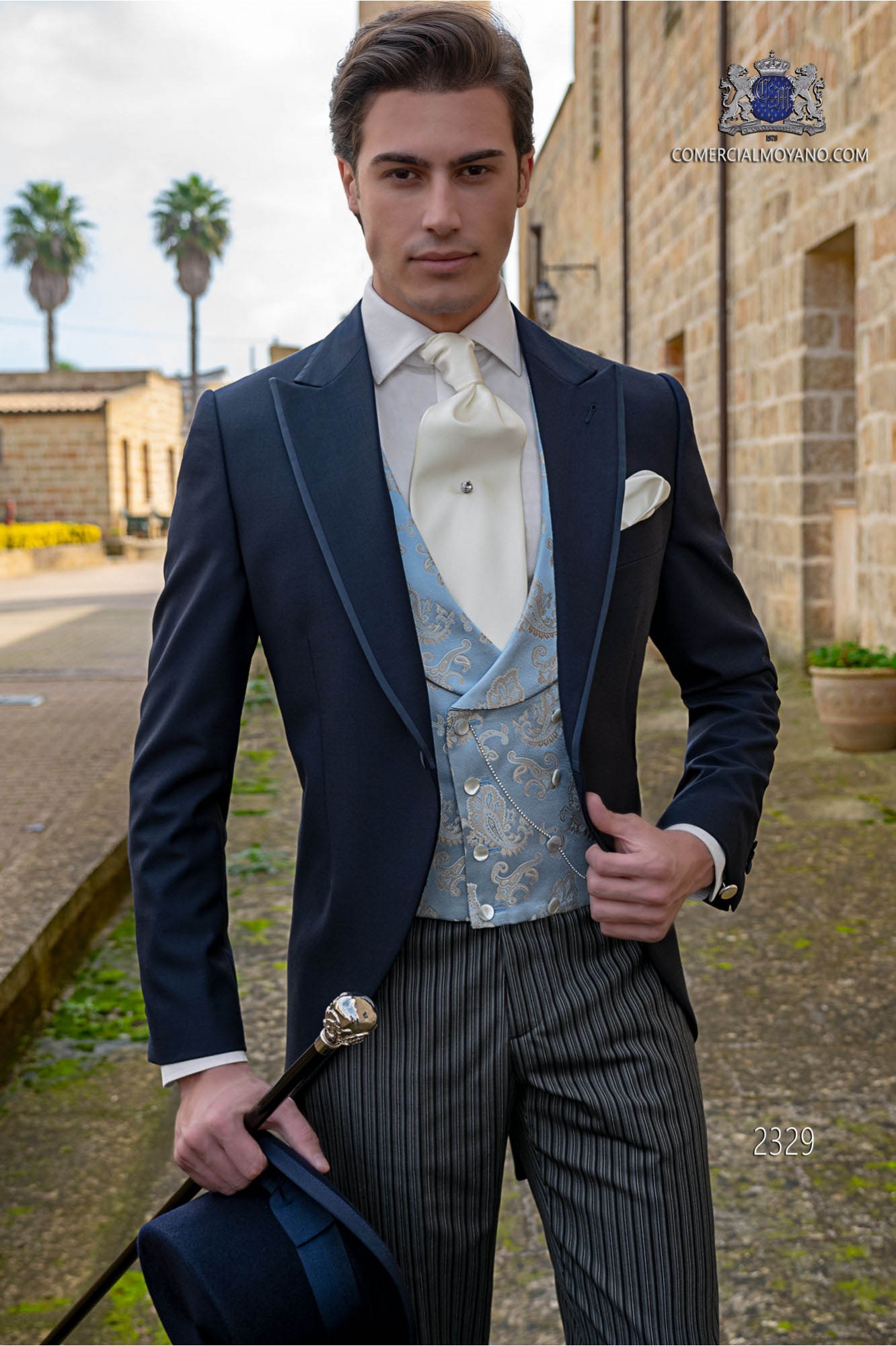 Chaqué de novio azul marino tejido liso con perfil de raso y pantalón con raya diplomática