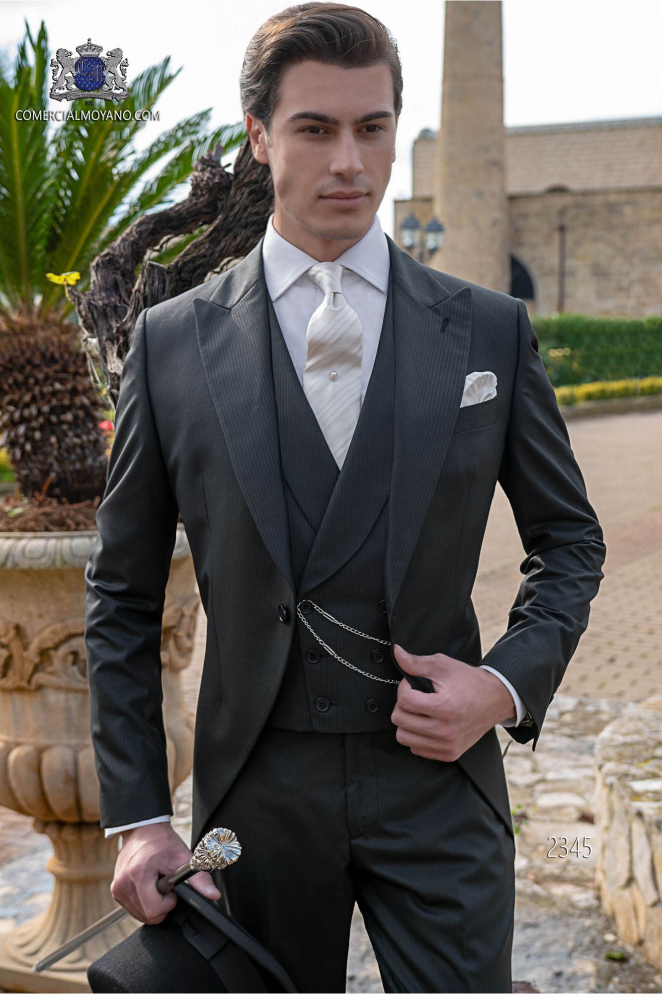 Chaqué negro de sastrería italiana con elegante corte “Slim”. Tejido “mil rayas” modelo: 2345 Mario Moyano colección Gentleman