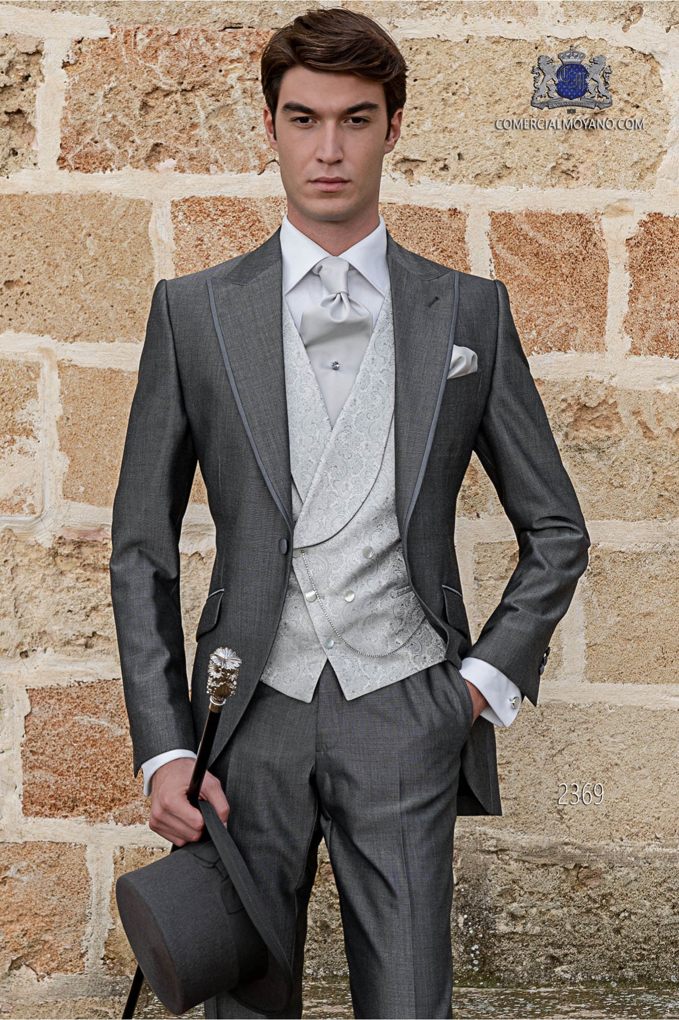 Short-tailed gray wedding suit
