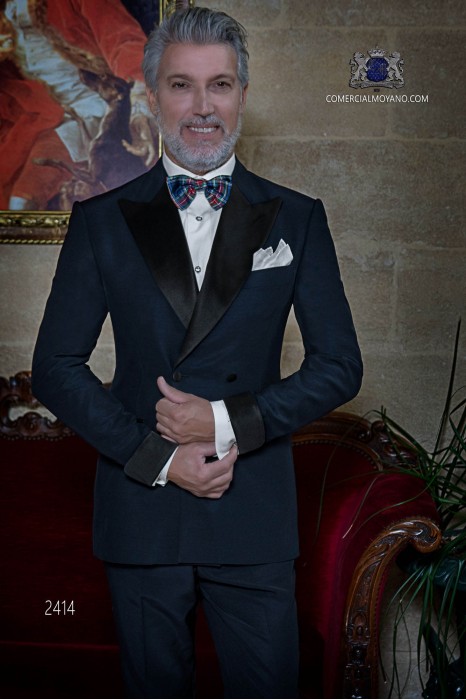 Italian double breasted navy blue tuxedo with peak satin lapels. Peak lapels and 4 buttons. Wool mix fabric.