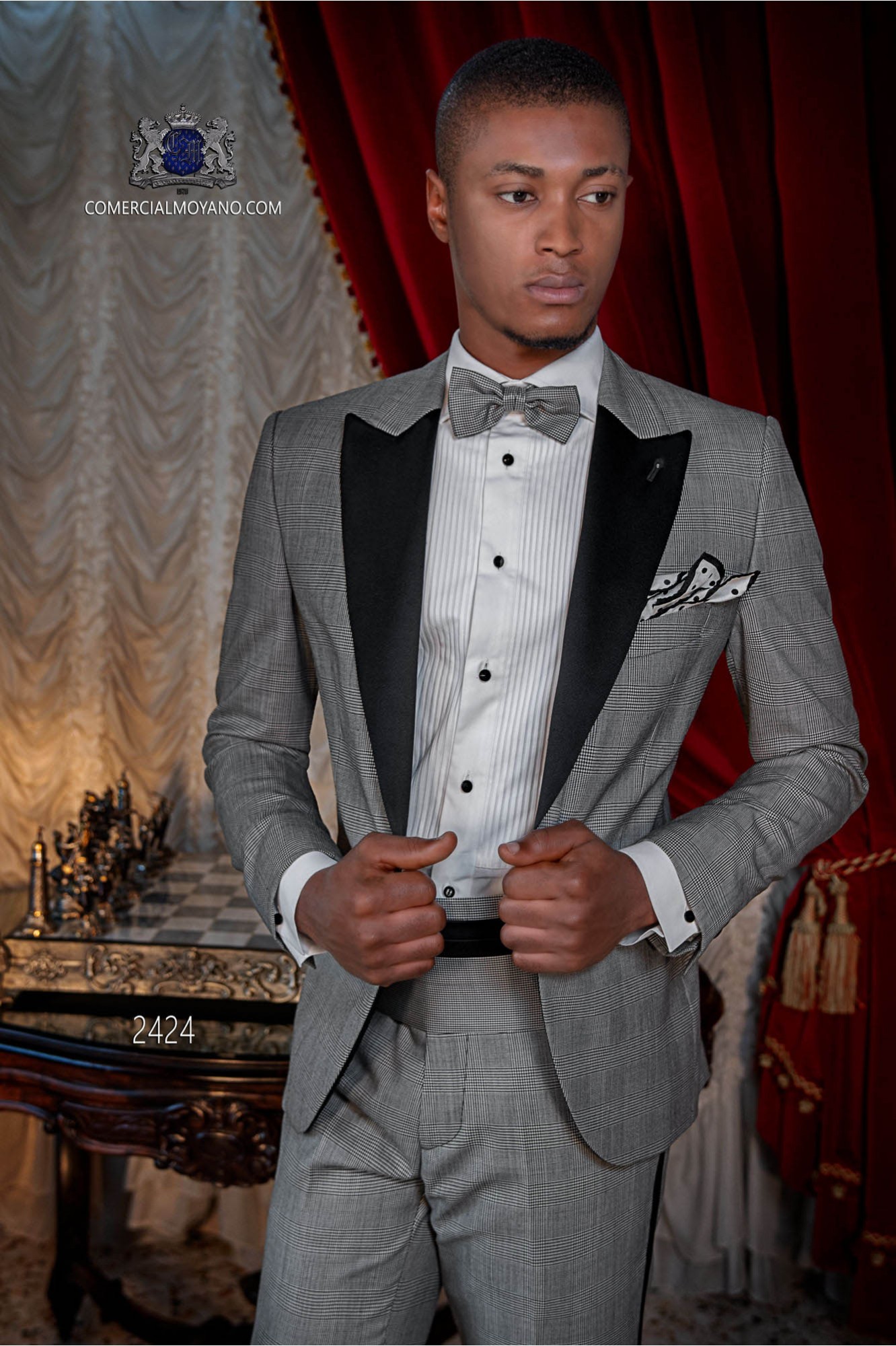 Esmoquin gris “Príncipe de Gales” con solapa de raso modelo: 2424 Mario Moyano colección Black Tie