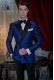Tuxedo croisé de shantung bleu royal avec satin revers. Revers de pointe et 4 boutons. Tissu shantung soie mélangée.