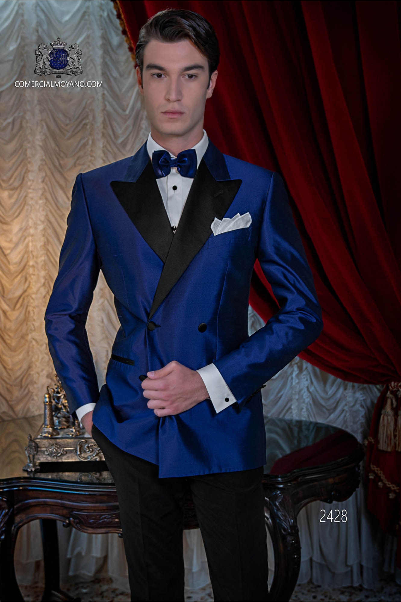 Esmoquin cruzado azul royal shantung con solapas de raso modelo: 2428 Mario Moyano colección Black Tie