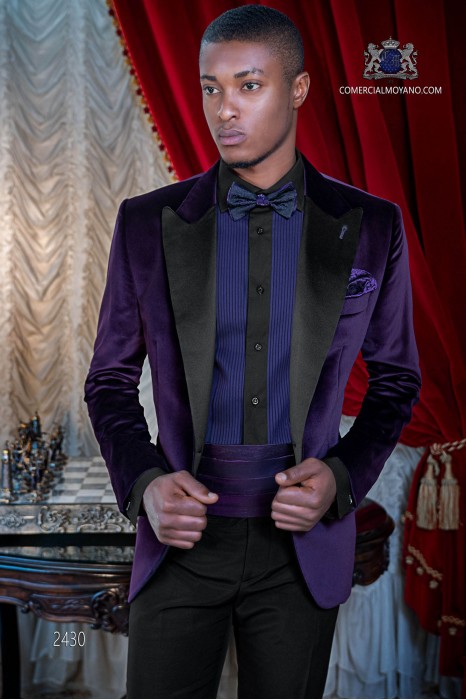 Bräutigam Smoking Anzug purpur aus Samt mit Satin Revers. Spitzen revers und 1 Knopf. Samt aus 100% Baumwolle Stoff. 
