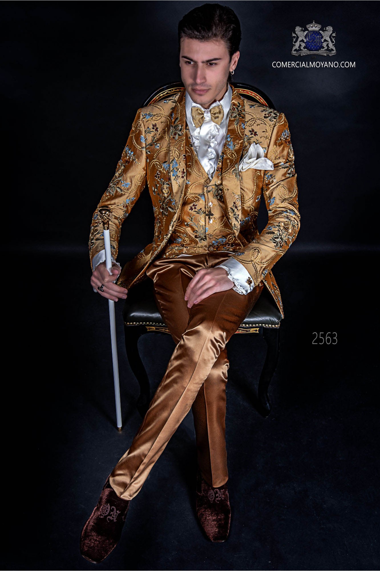Italian fashion suit in jacquard fabric with a special design in golden tones