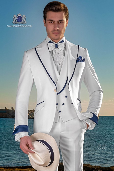 Traje de novio moderno blanco con con vivo azul en la solapa