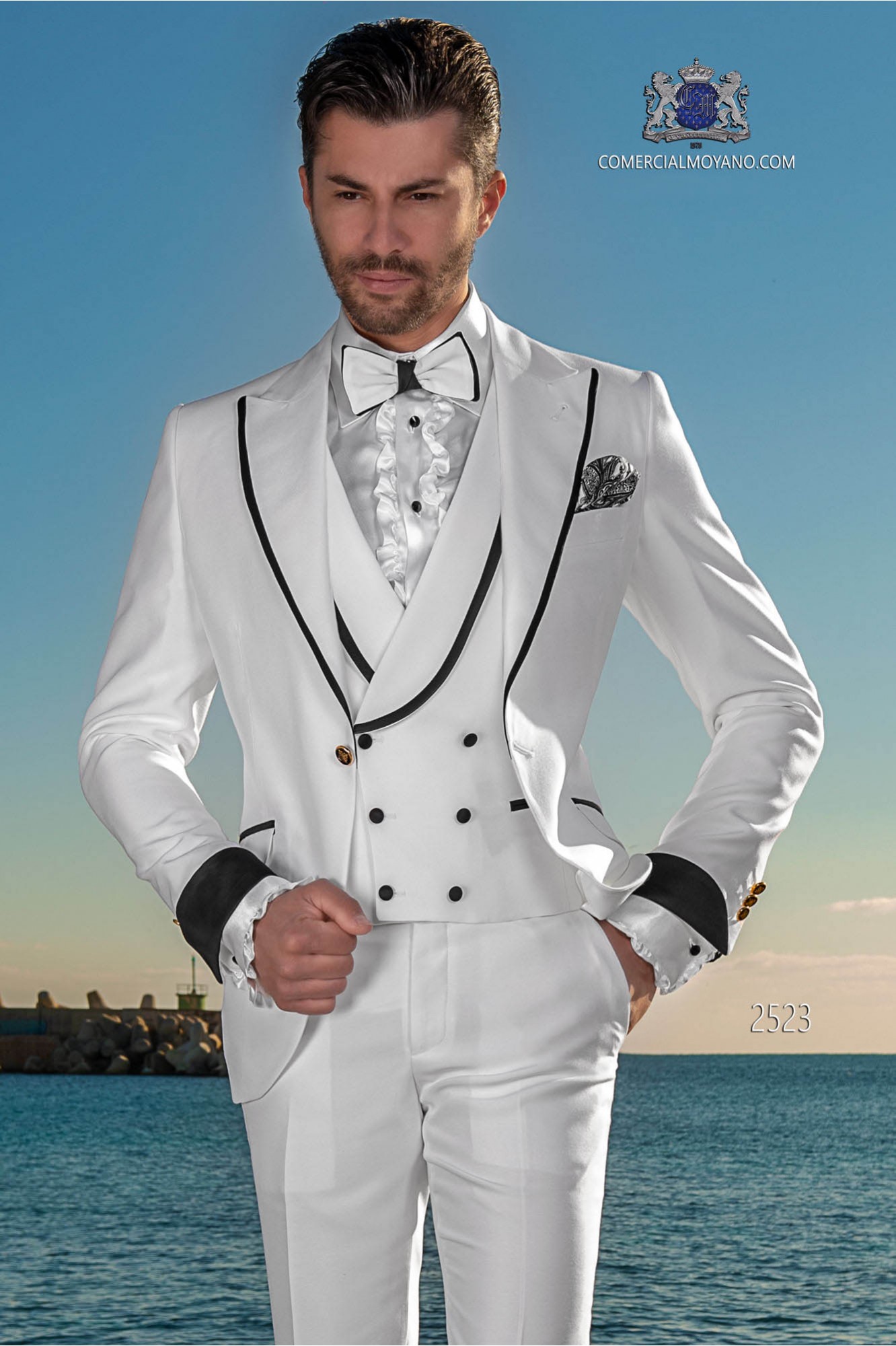 Traje de novio moderno blanco con con vivo negro en la solapa modelo: 2523 Mario Moyano colección Hipster