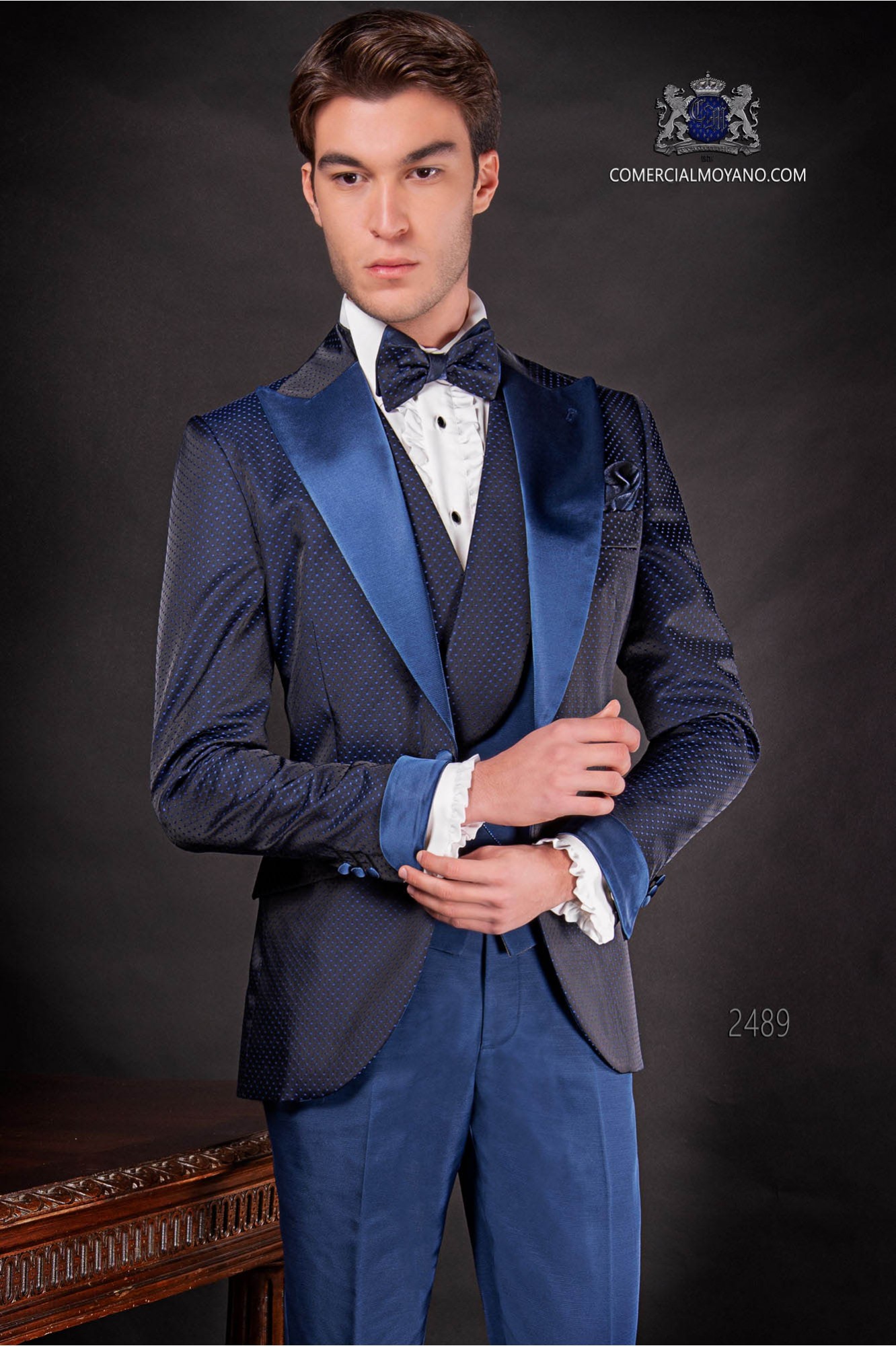 Traje de novio italiano azul royal en tejido microdiseño modelo: 2489 Mario Moyano colección Fashion