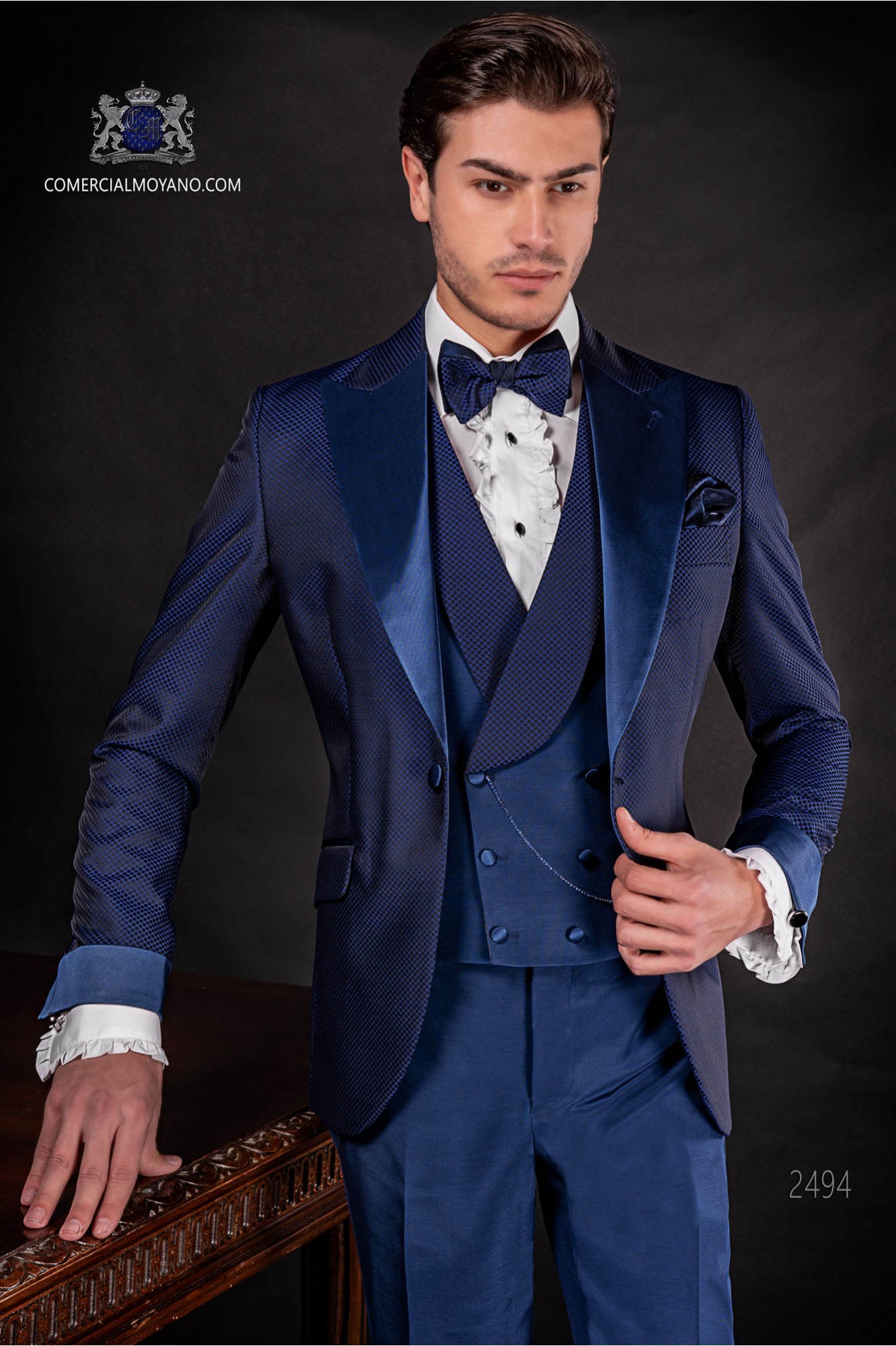 Traje de novio italiano azul royal en tejido microdiseño