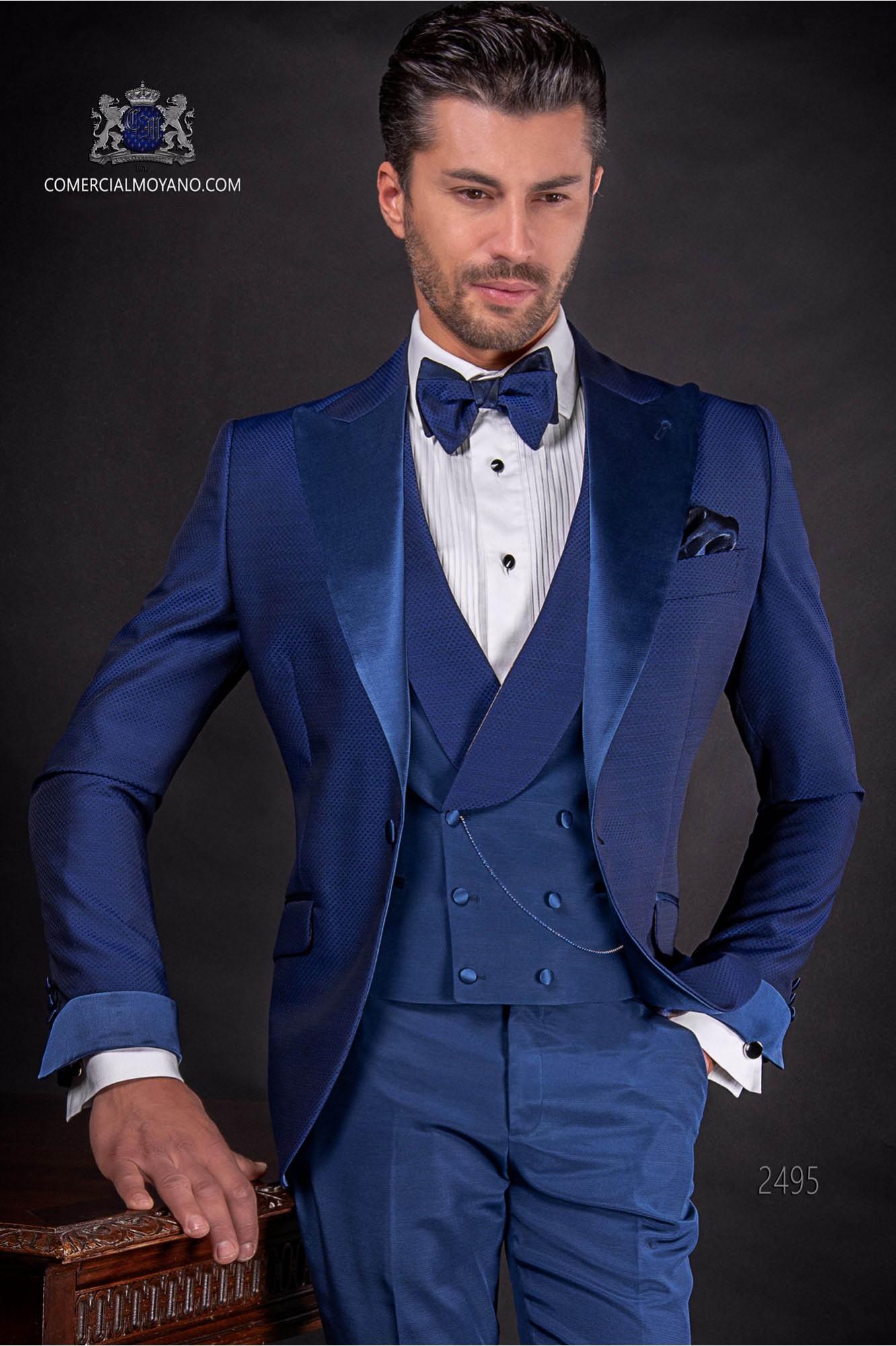 Traje de novio italiano azul royal en tejido microdiseño