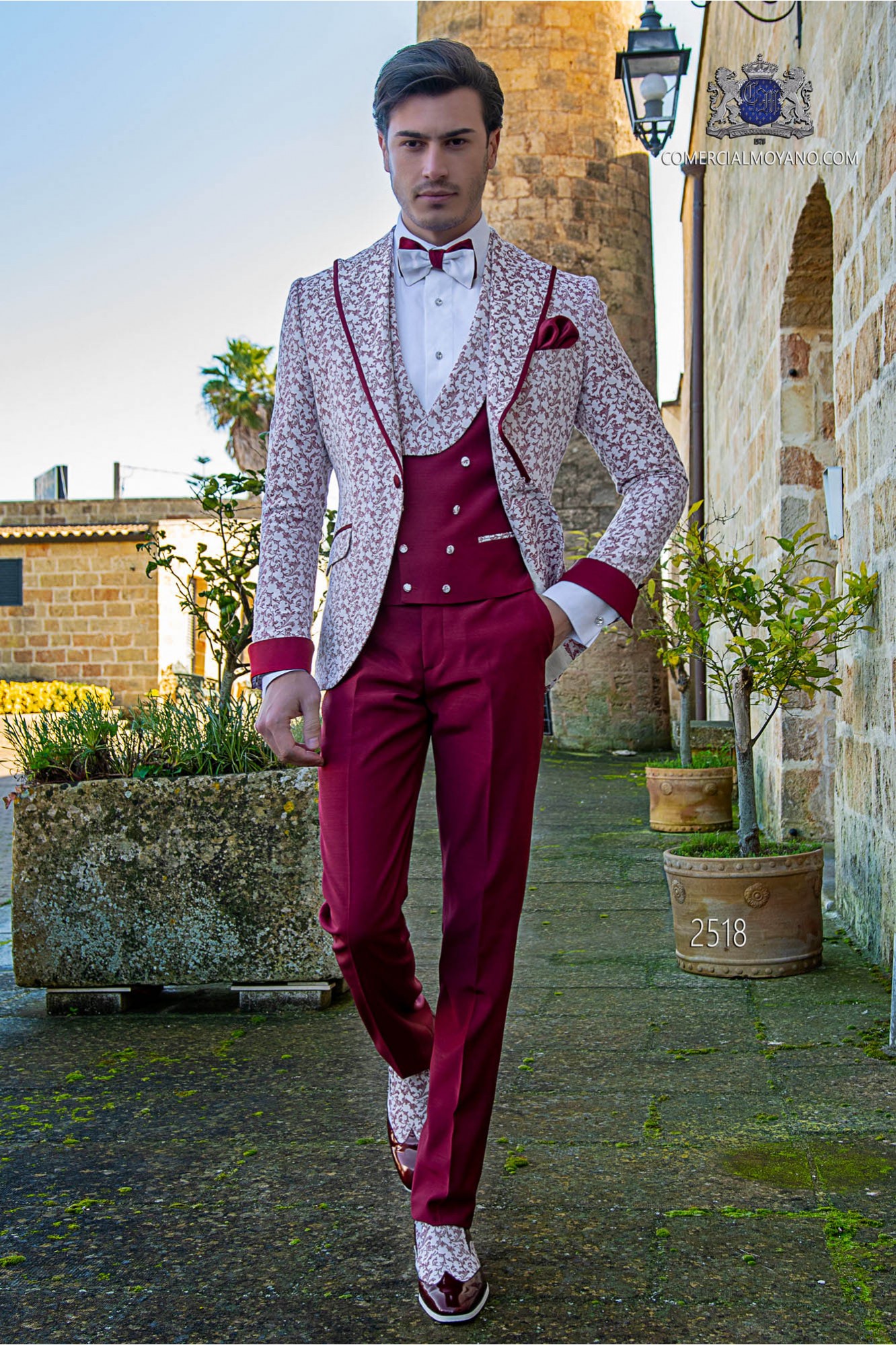 Traje con moderno estilo “Slim”. Tejido con un especial estampado borgoña modelo: 2518 Mario Moyano colección Fashion