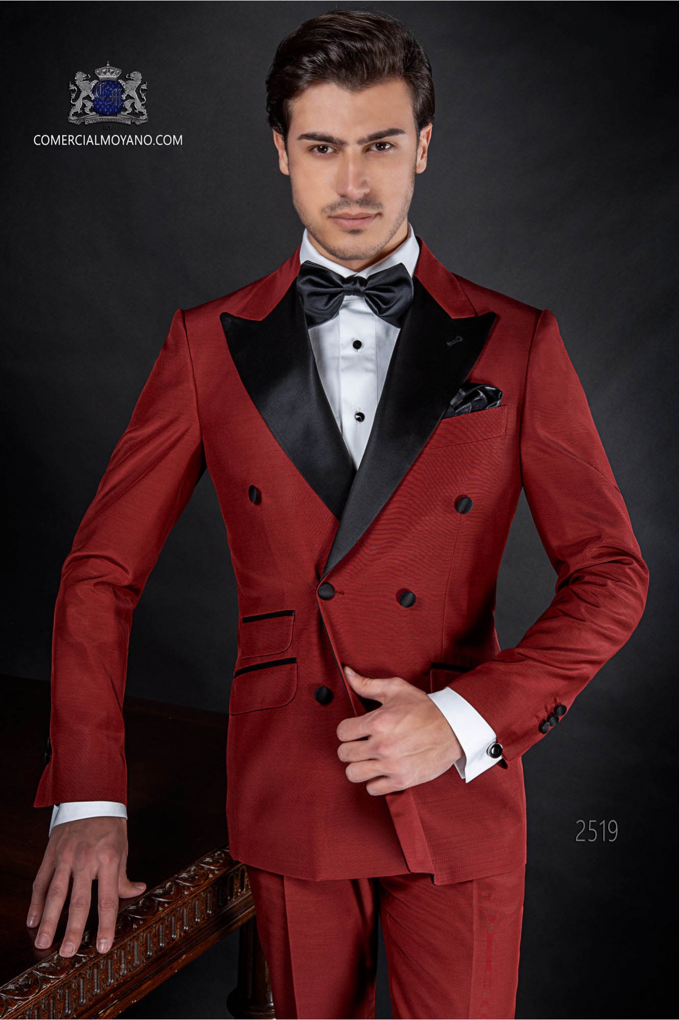 Esmoquin italiano rojo cruzado con solapas de punta de raso modelo: 2519 Mario Moyano colección Fashion
