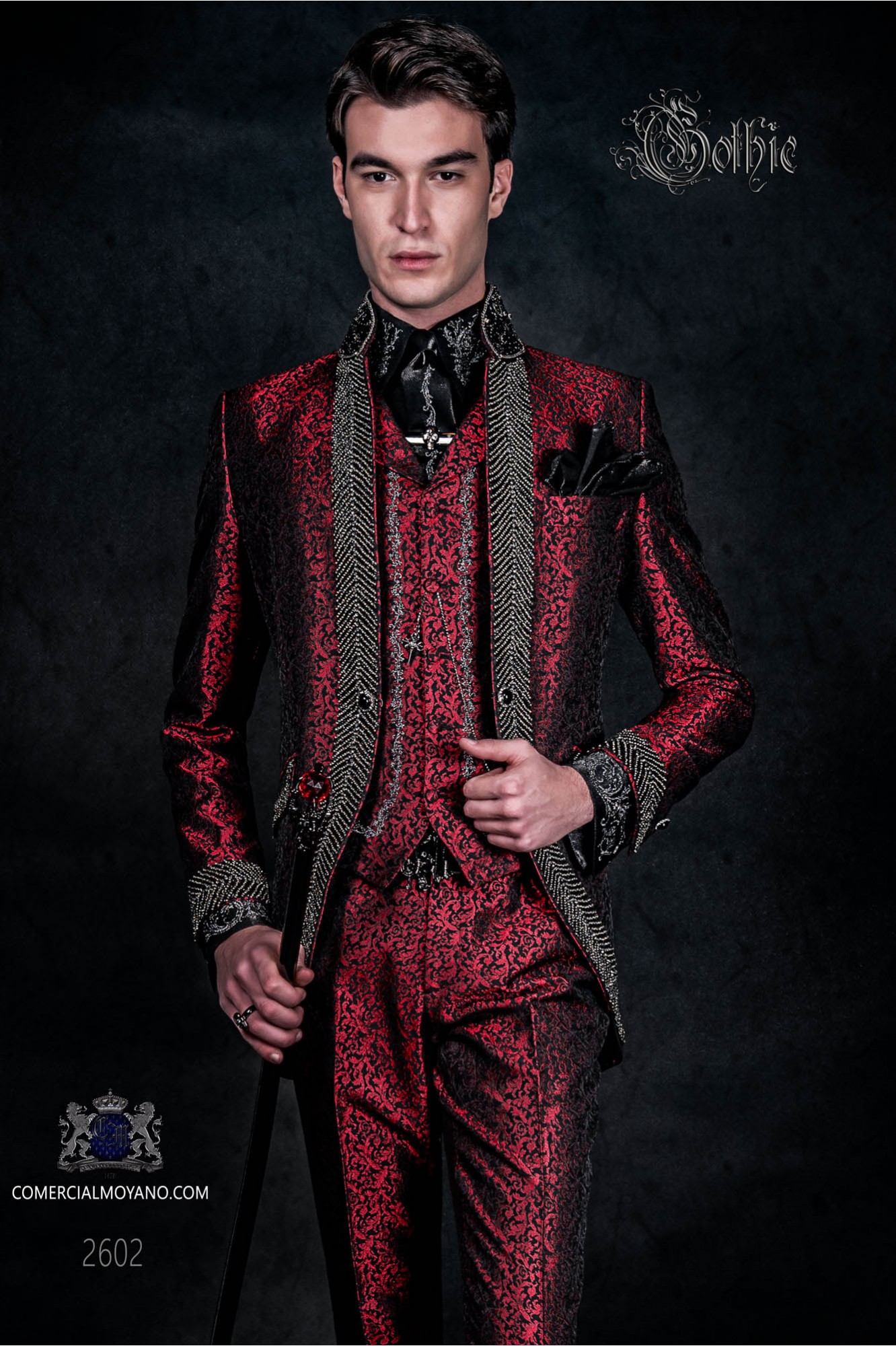 Traje de novio barroco, levita vintage en tejido brocado rojo con cuello Mao con pedrería negra modelo: 2602 Mario Moyano colección Barroco