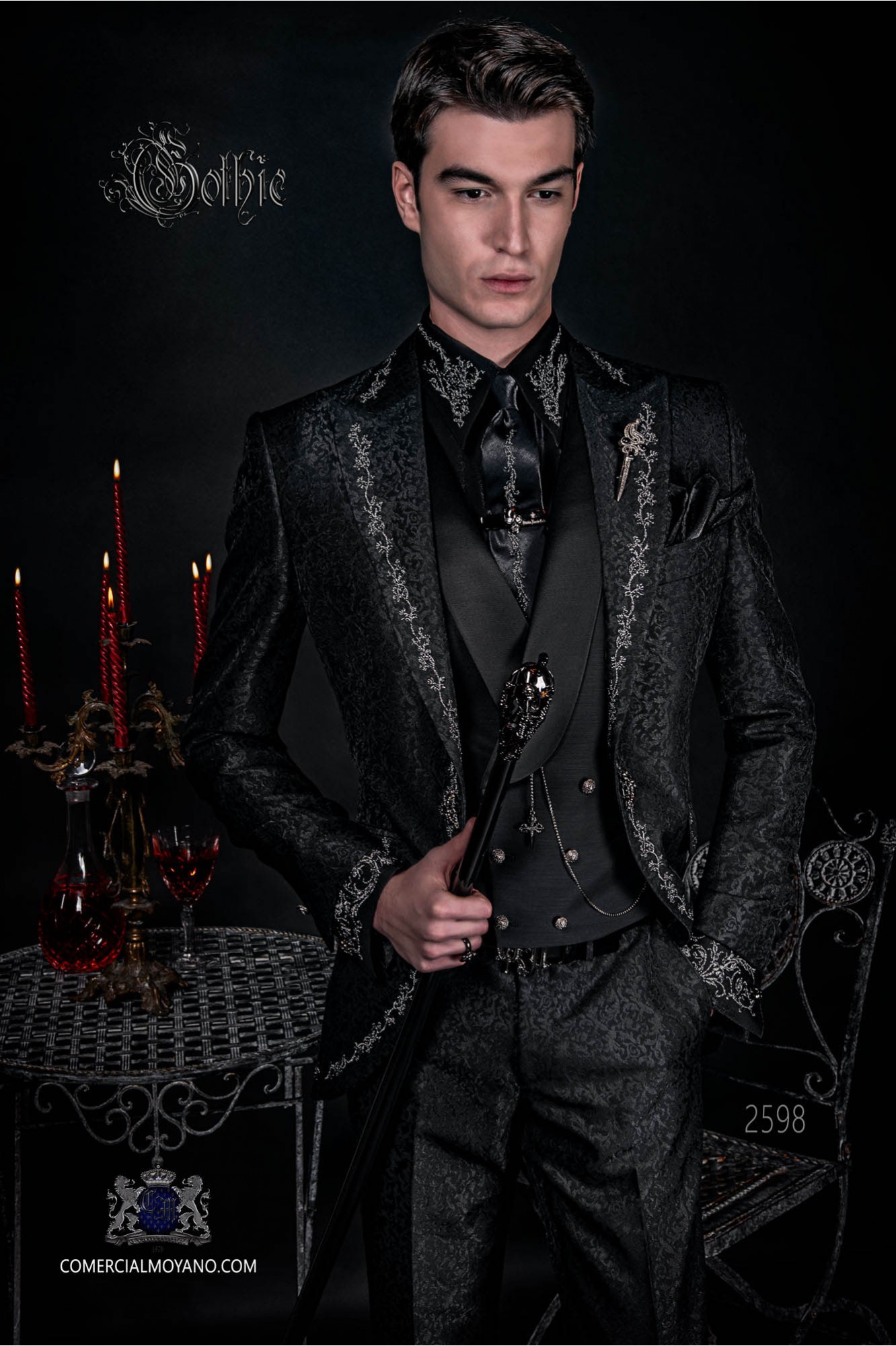 Traje de novio barroco, levita de época en tejido jacquard negro con bordados plateados y broche de cristal