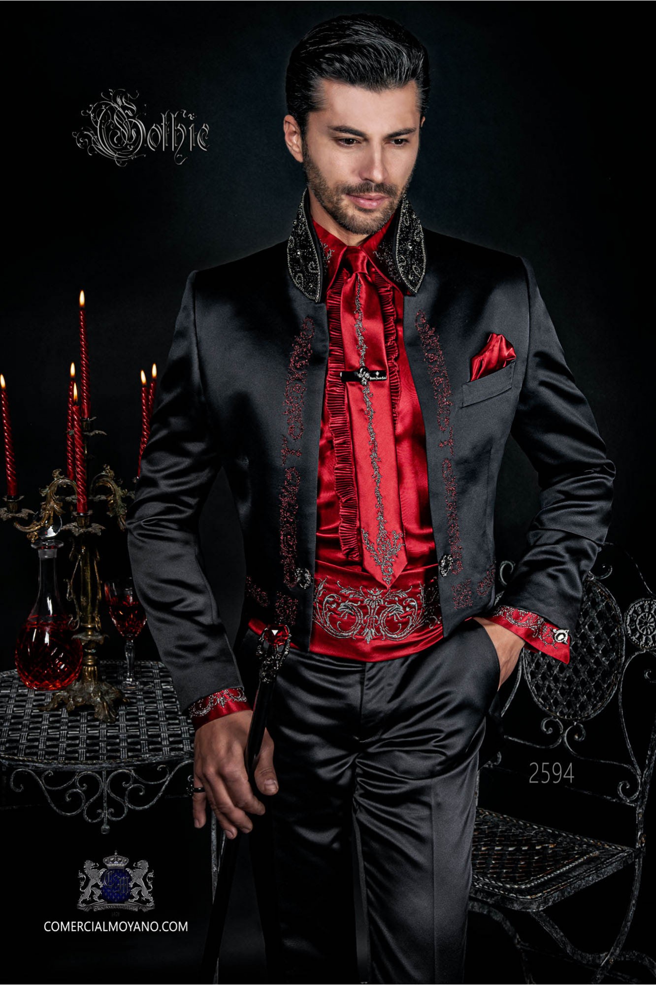 Traje de novio barroco, frac cuello mao de satén negro con bordados rojos y pedrería cristal en cuello modelo: 2594 Mario Moyano colección Barroco