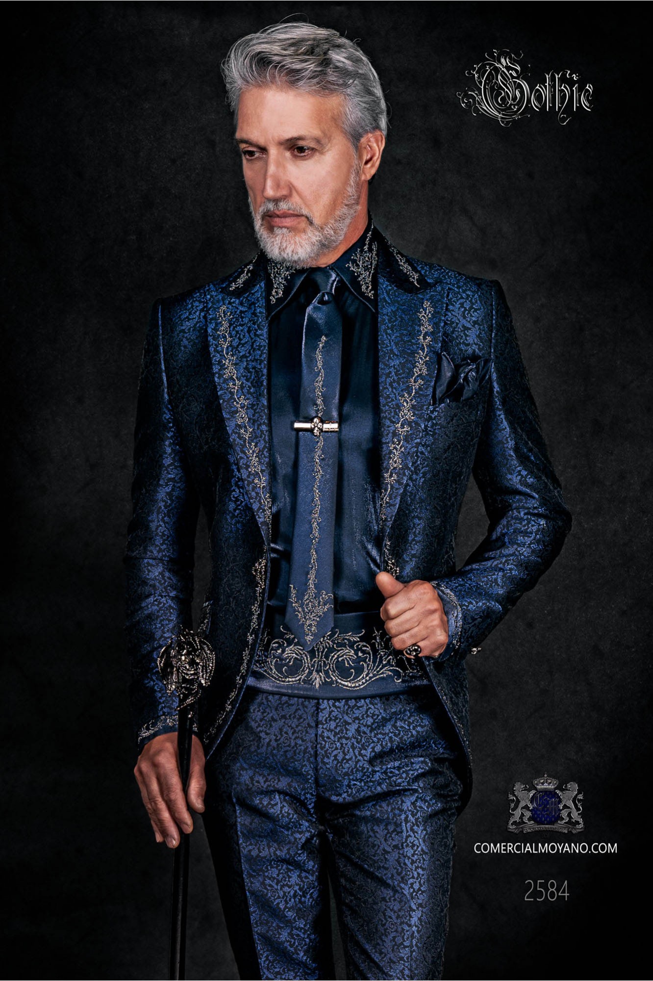 Levita de época en tejido jacquard azul con bordados plateados y broche de cristal modelo: 2584 Mario Moyano colección Barroco
