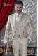 Costume de marié baroque. Vintage costume manteau de jacquard ivoire tissu avec Broche fantaisie.