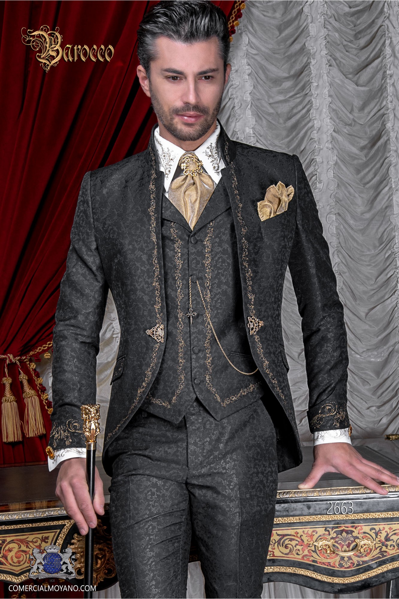 Traje de novio barroco, levita de época cuello mao en tejido jacquard negro con bordados dorados y broche de cristal