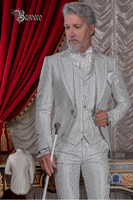 Traje de novio barroco, levita de época en tejido jacquard gris perla con bordados plateados y broche de cristal