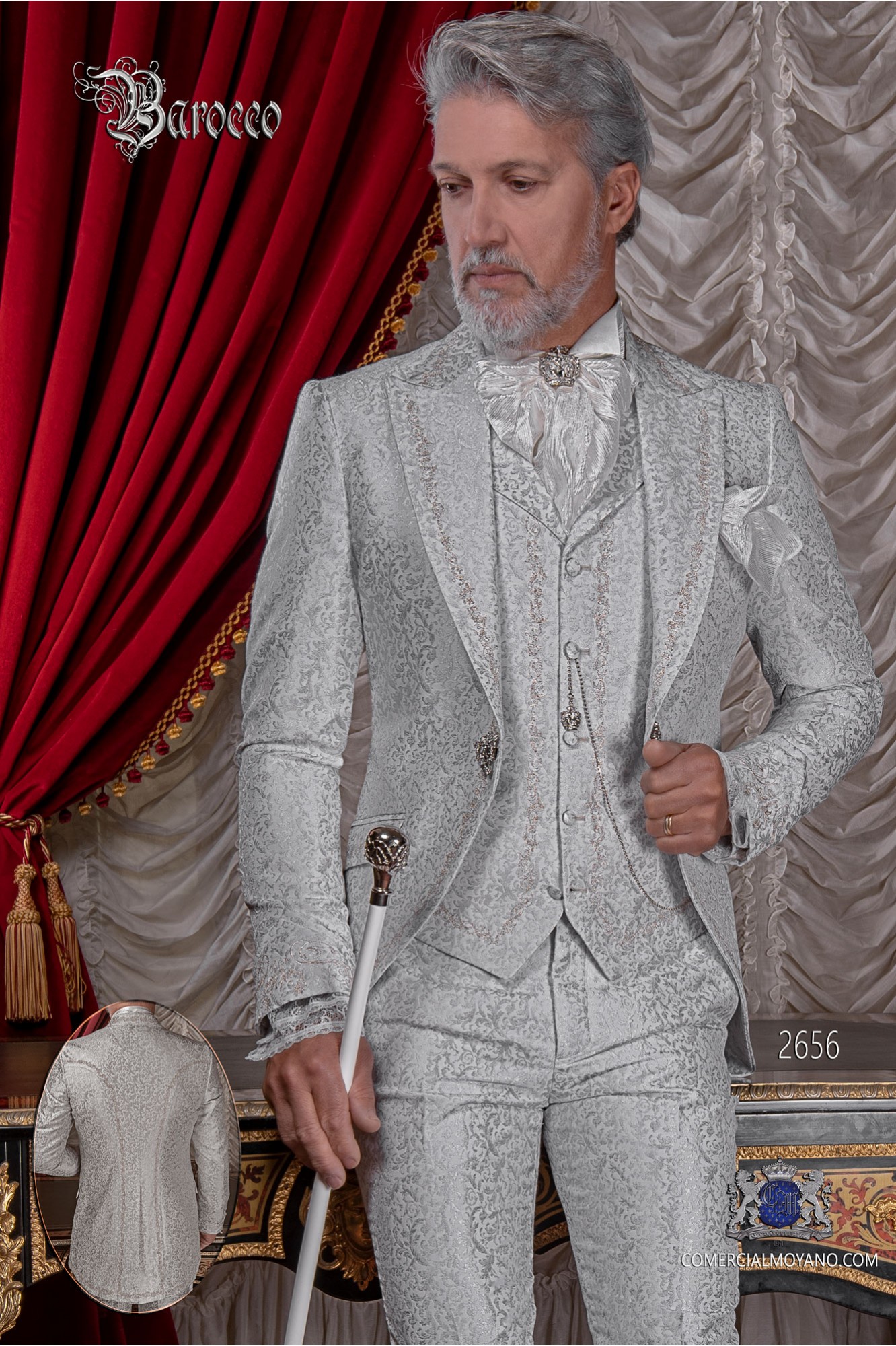 Traje de novio barroco, levita de época en tejido jacquard gris perla con bordados plateados y broche de cristal