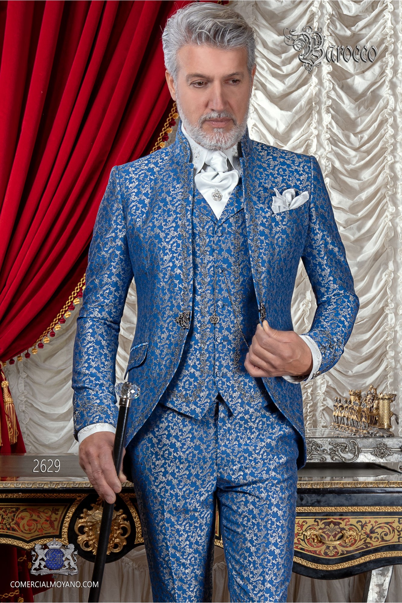 Traje de novio barroco, levita de época cuello mao en tejido jacquard azul y plata con bordados plateados