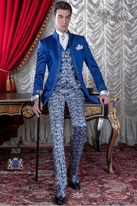 Anzug Barock. Weinlese-Mantel in blauem Satin mit Silberstickgarne.