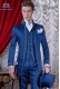Costume de marié baroque. Manteau vintage en satin bleu avec des fils de broderie d'argent.