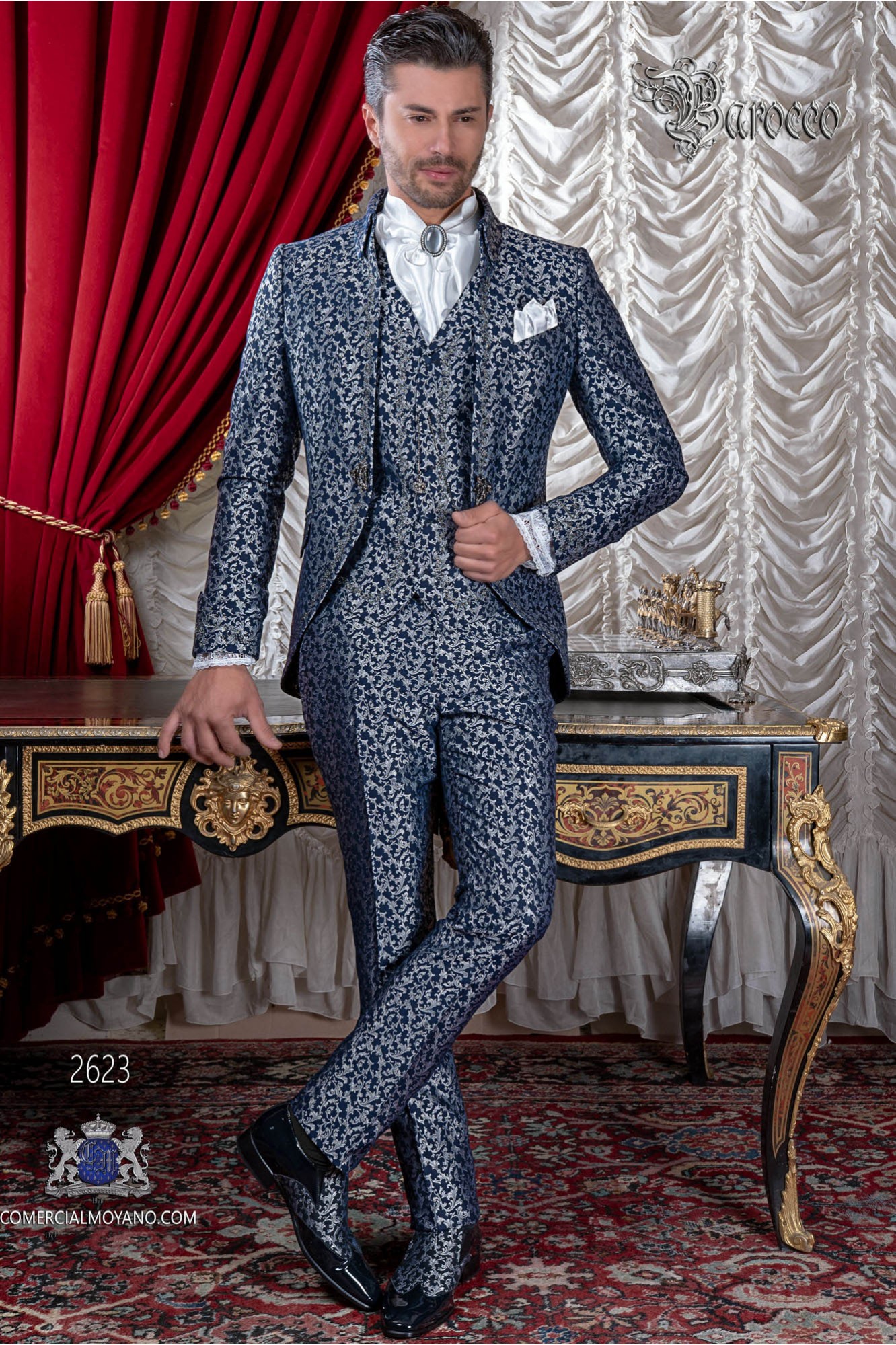 Traje de novio barroco, levita de época cuello Napoleón en tejido jacquard azul y plata con bordados plateados modelo: 2623 Mario Moyano colección Barroco