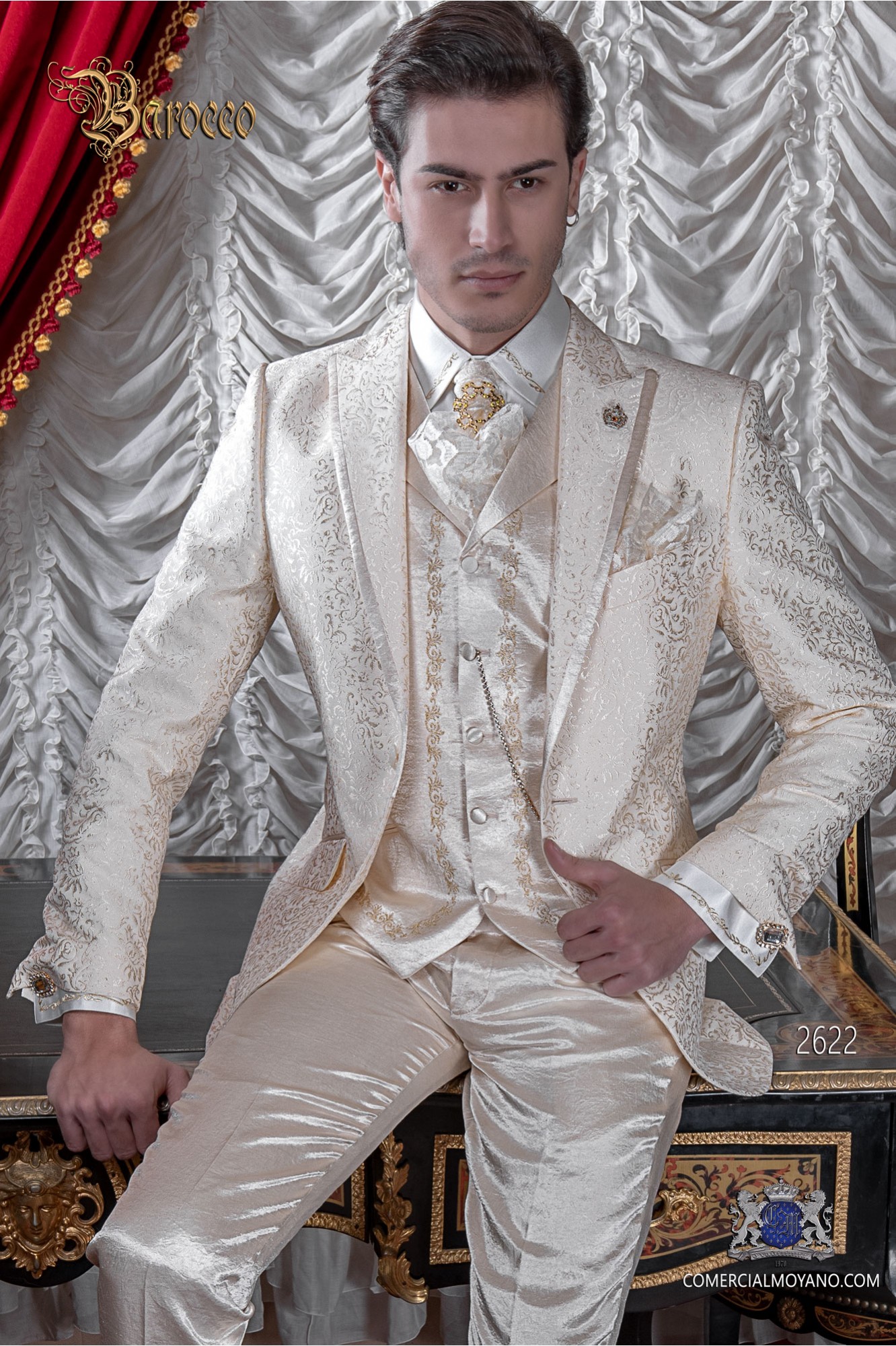 Traje de novio en tejido jacquard color beige modelo: 2622 Mario Moyano colección Barroco