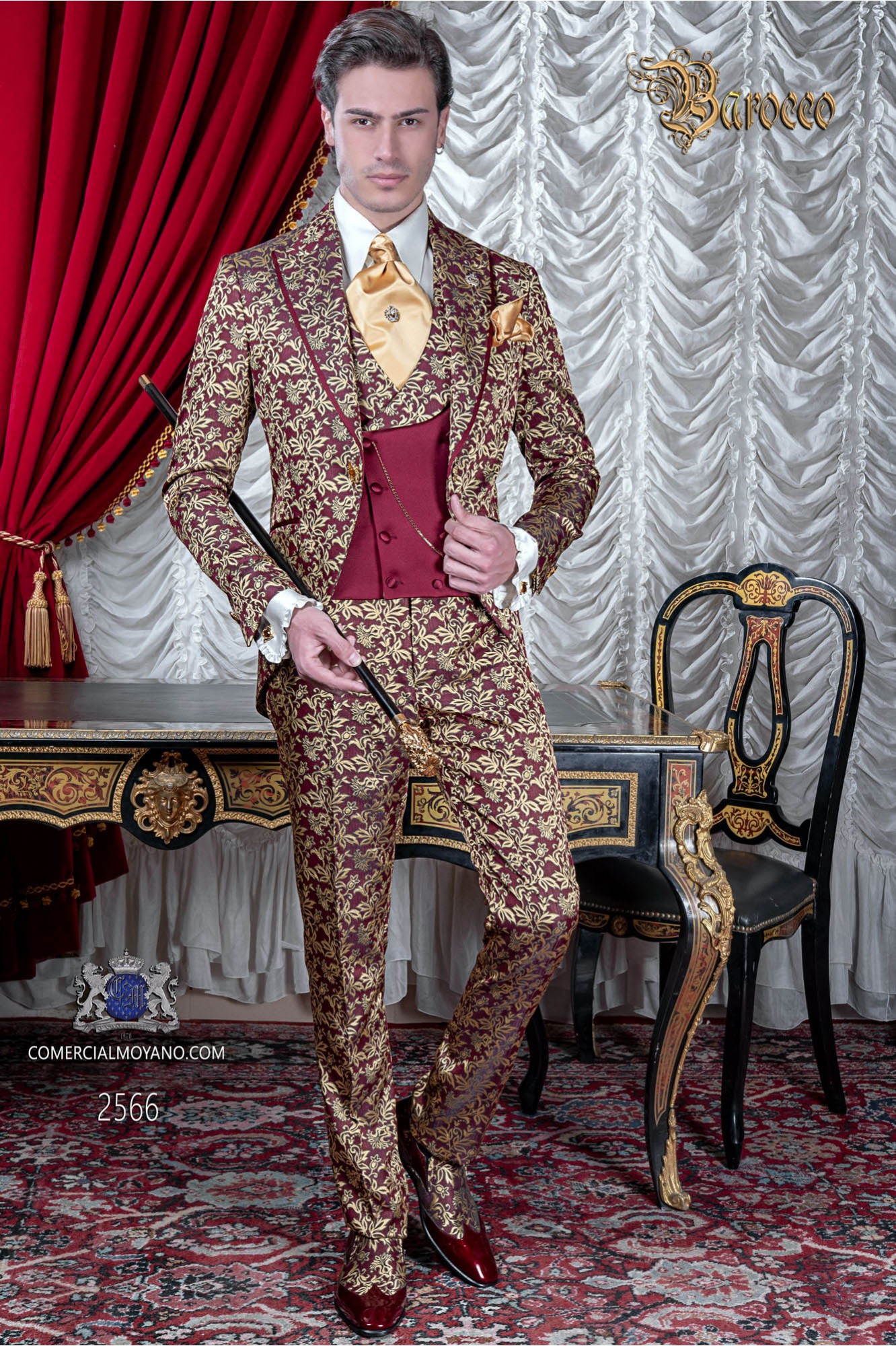 Traje levita de época en tejido jacquard rojo y dorado con perfil de raso en solapa modelo: 2566 Mario Moyano colección Barroco