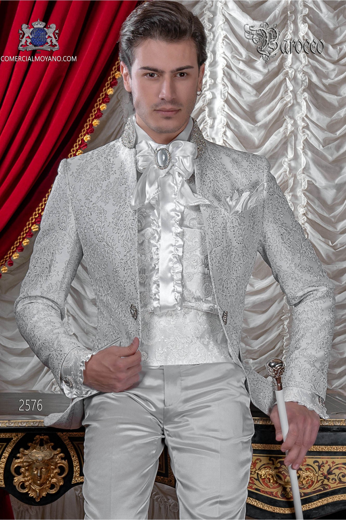 Traje de novio levita vintage en un especial tejido brocado gris perla con cuello Mao pedrería modelo: 2576 Mario Moyano colección Barroco