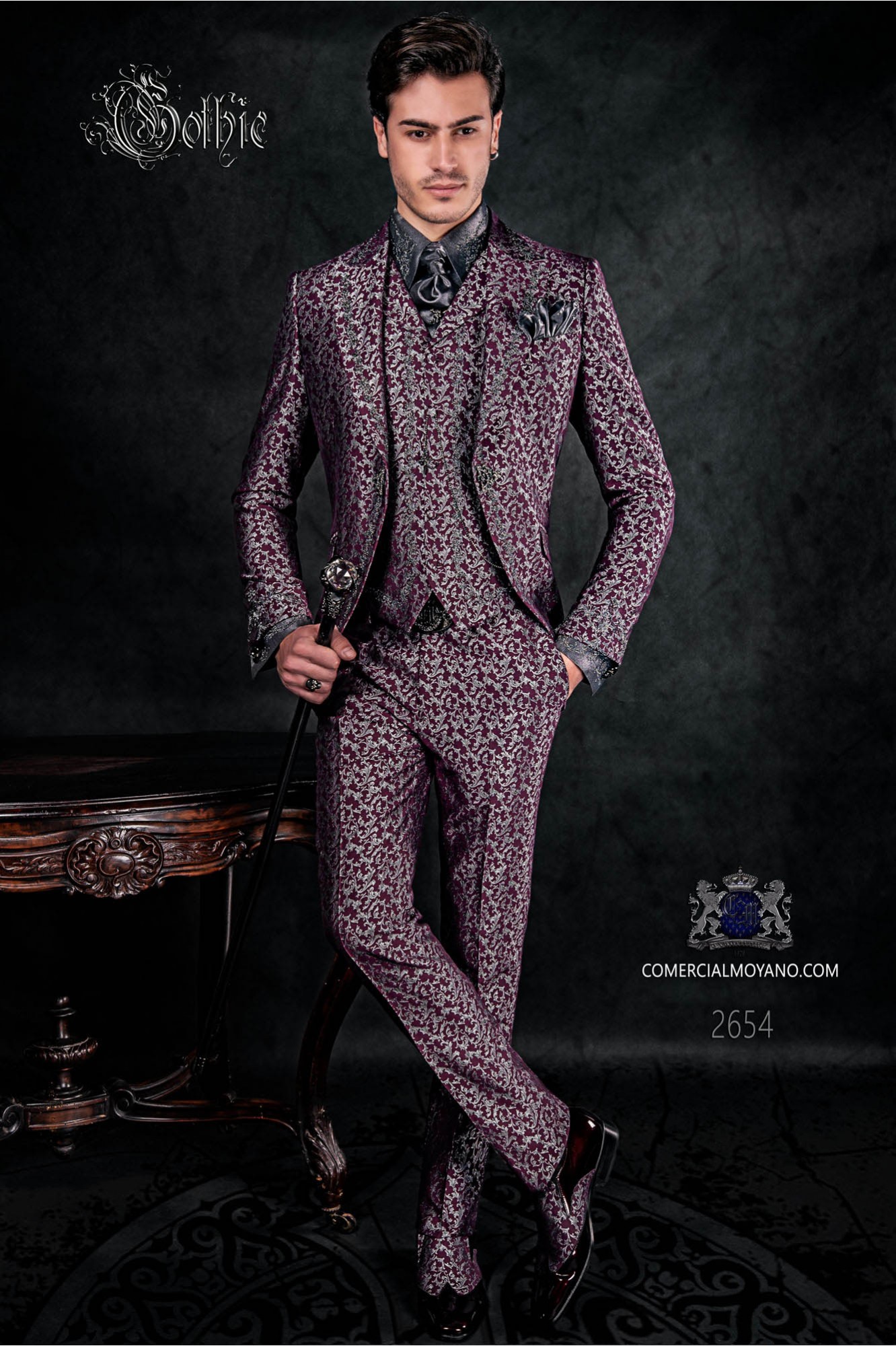 Traje de novio barroco, levita de época en tejido jacquard plata y púrpura con bordados plateados modelo: 2654 Mario Moyano colección Barroco