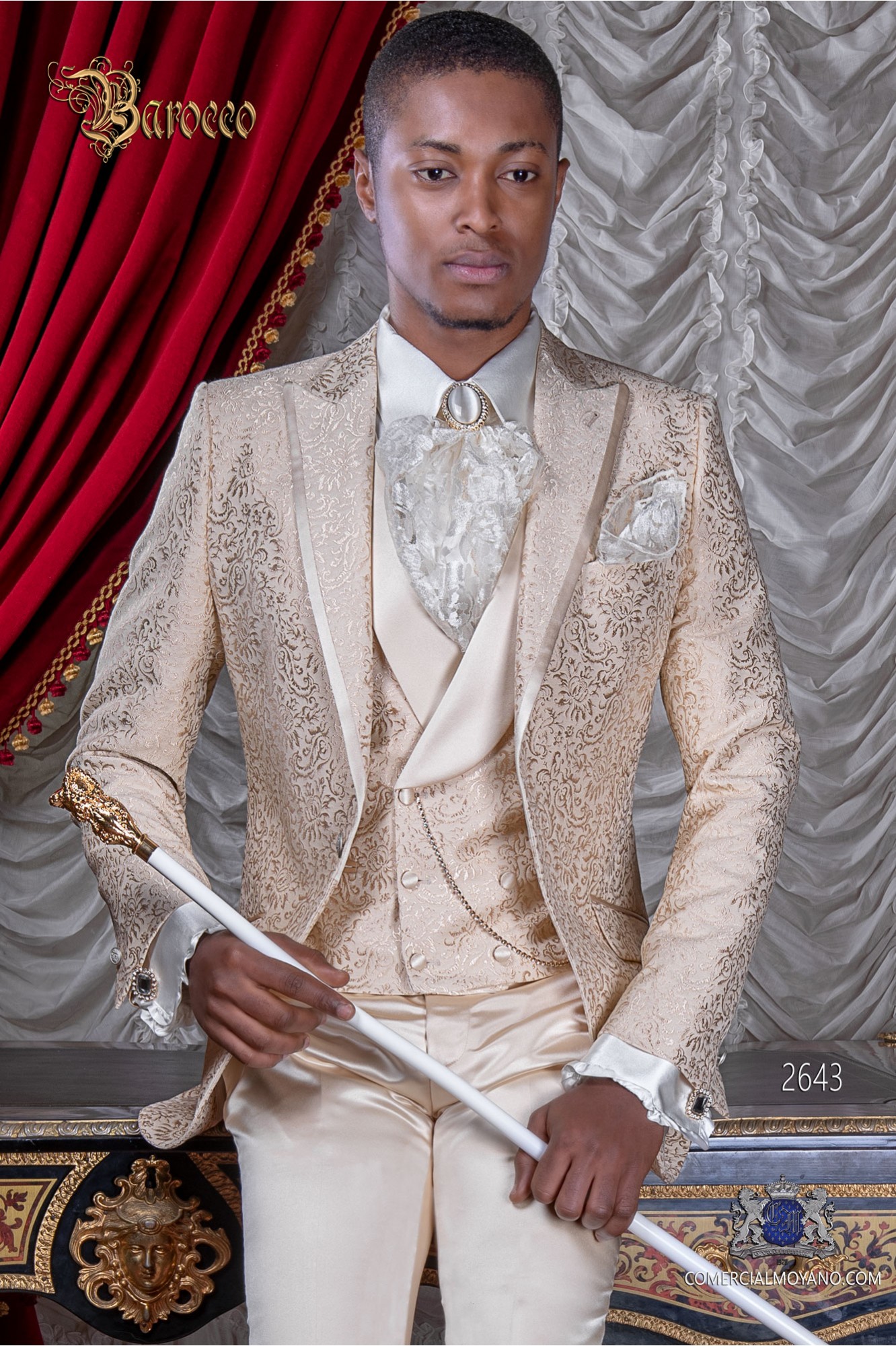 Italian bespoke with a special jacquard fabric in beige suit