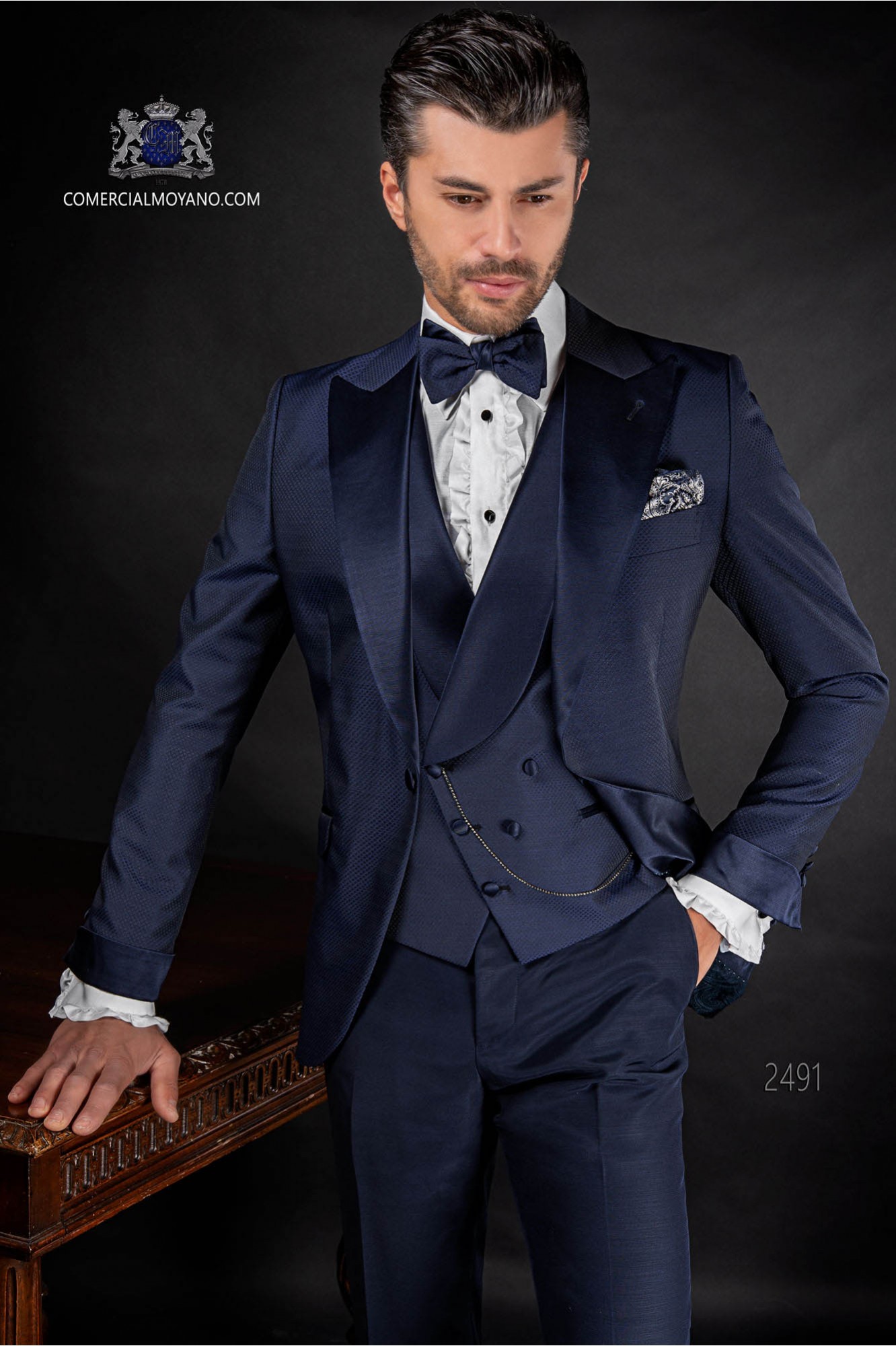 Traje de novio italiano azul marino en tejido microdiseño modelo: 2491 Mario Moyano colección Fashion