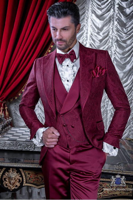 Traje de novio en un especial tejido jacquard color borgoña