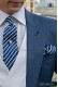 Blau und silberne gestreifte Krawatte und Taschentuch