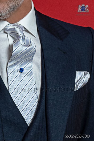 Blau und silberne gestreifte Krawatte und Taschentuch