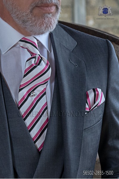 Corbata y pañuelo blanco con rayas de color rosa y negro