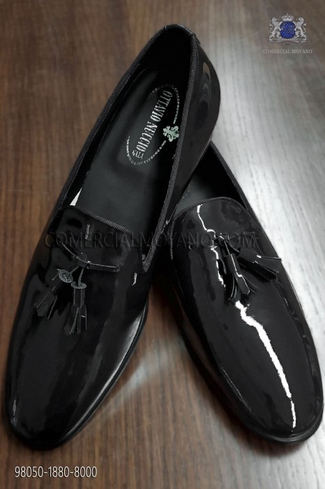 Schuhe aus schwarzem Lackleder 