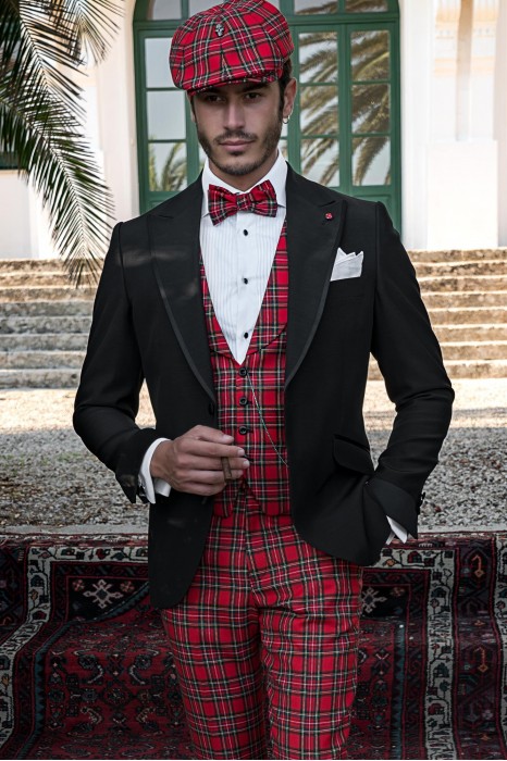 Schwarzer Maßgeschneiderter italienischer Hochzeitsanzug koordiniert mit rotem Plaid
