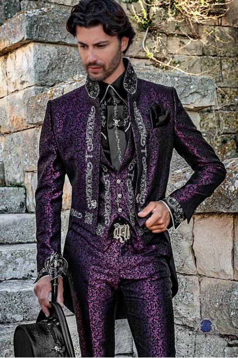 Frac de novio gótico negro brocado púrpura con bordados plata y cuello mao pedrería negra