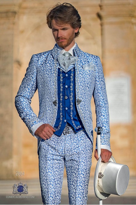 Traje de novio barroco cuello Napoleón blanco brocado floral azul con bordados plata