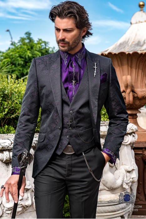 Schwarzer Rocker-Bräutigamanzug mit lila gotischem Blumenbrokat im italienischen Schnitt