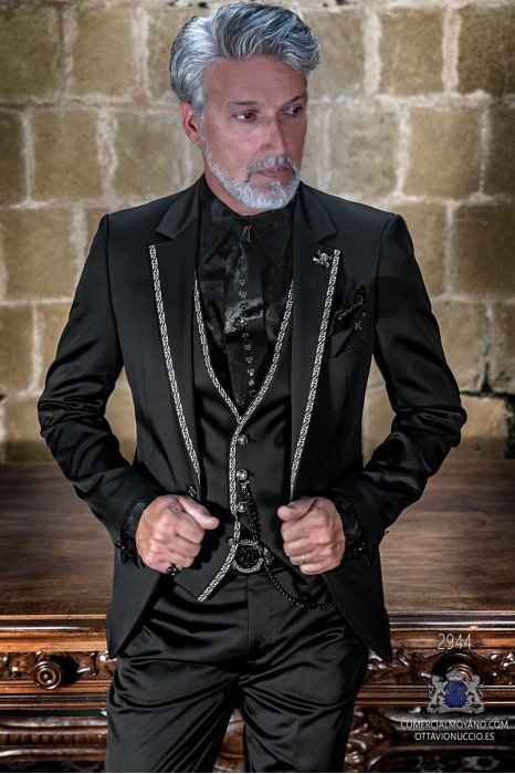 Schwarzer Rocker-Bräutigamanzug mit silbernem Gothic-Profil am Revers