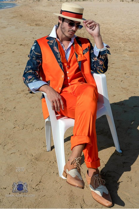 Costume de mode patchwork en satin de coton orange avec jeans broderie florale